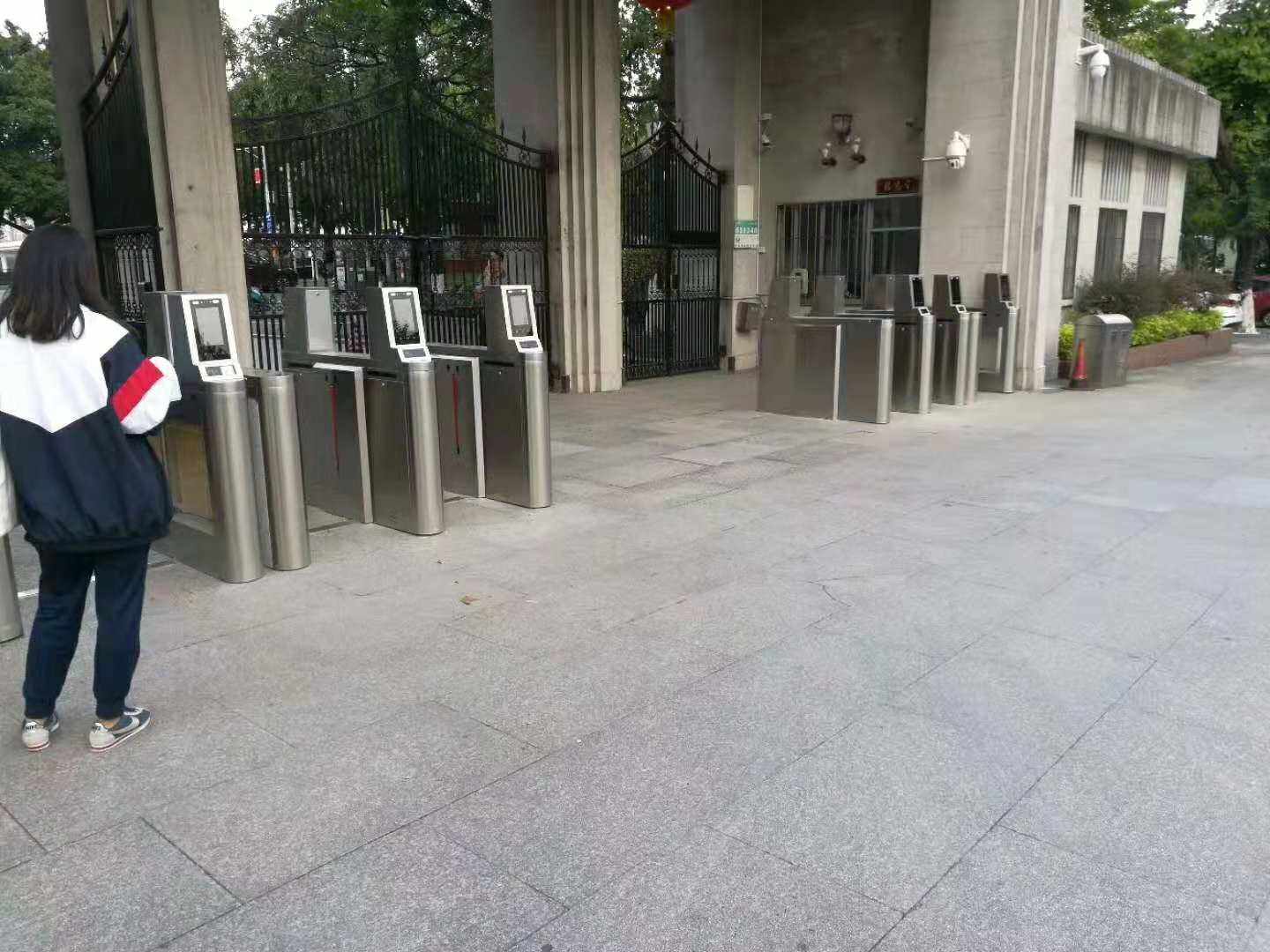 人臉識別閘機(jī)應(yīng)用校園,更好管理治安出入